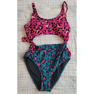 Women one piece Swimsuit Medium GUC‎